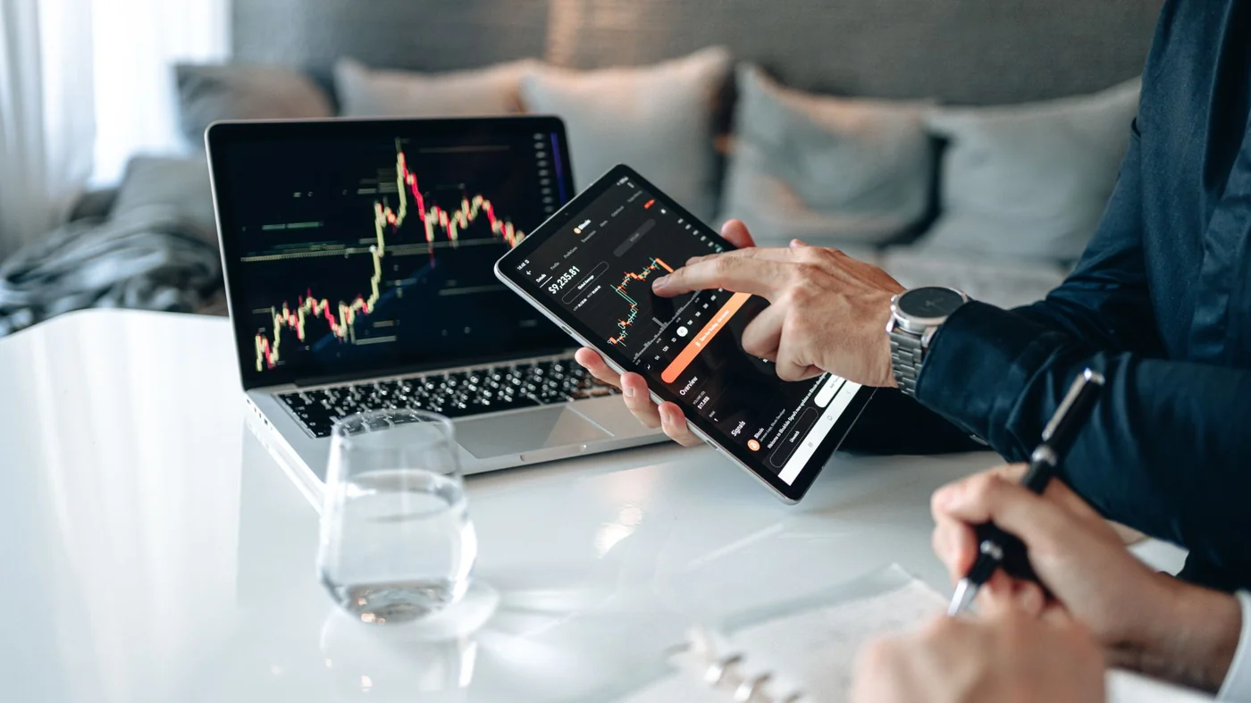 Analyse de données commerciales sur tablette et ordinateur lors d'une mission Synergia