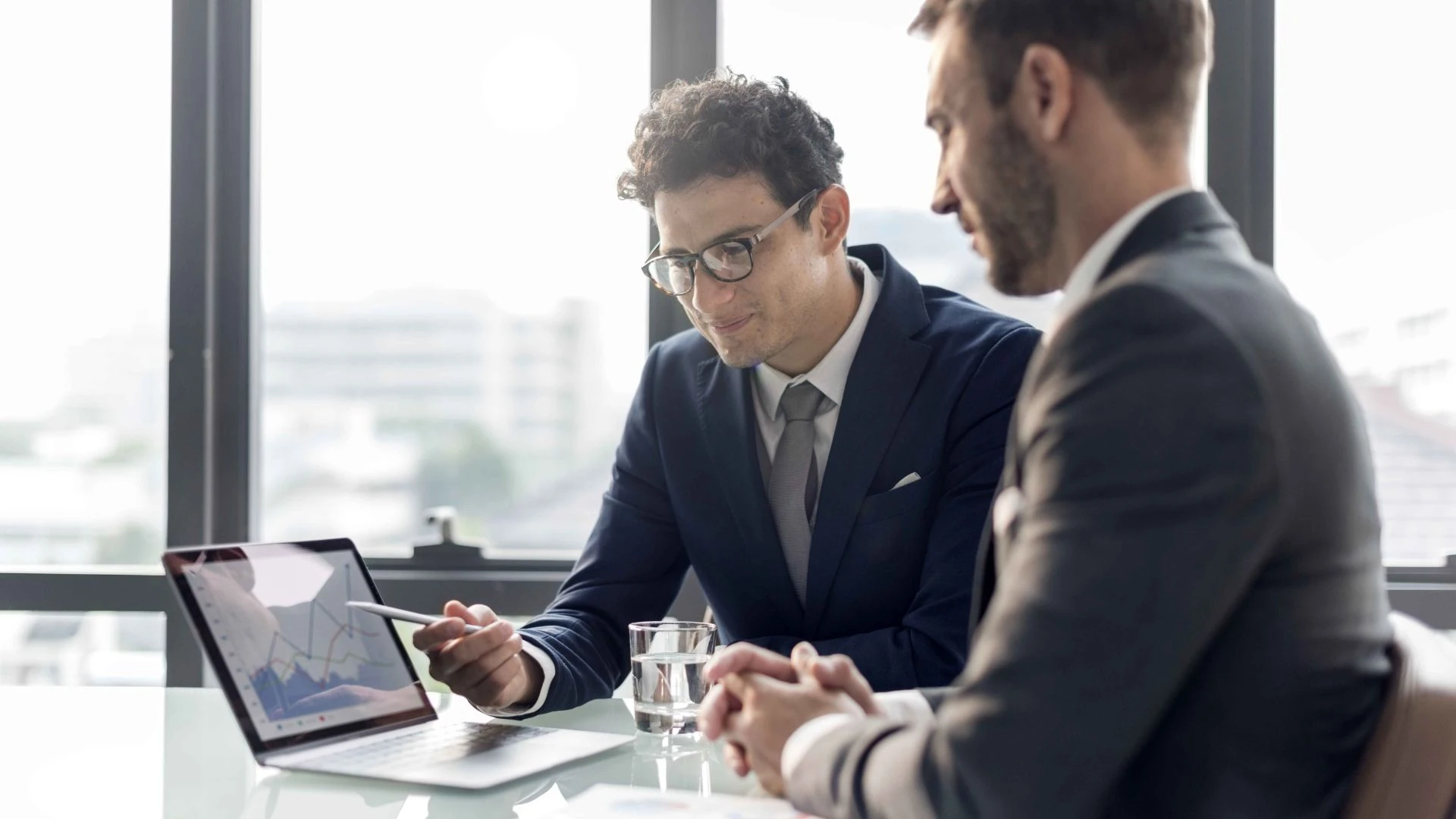 Deux consultants Synergia en réunion stratégique avec un client