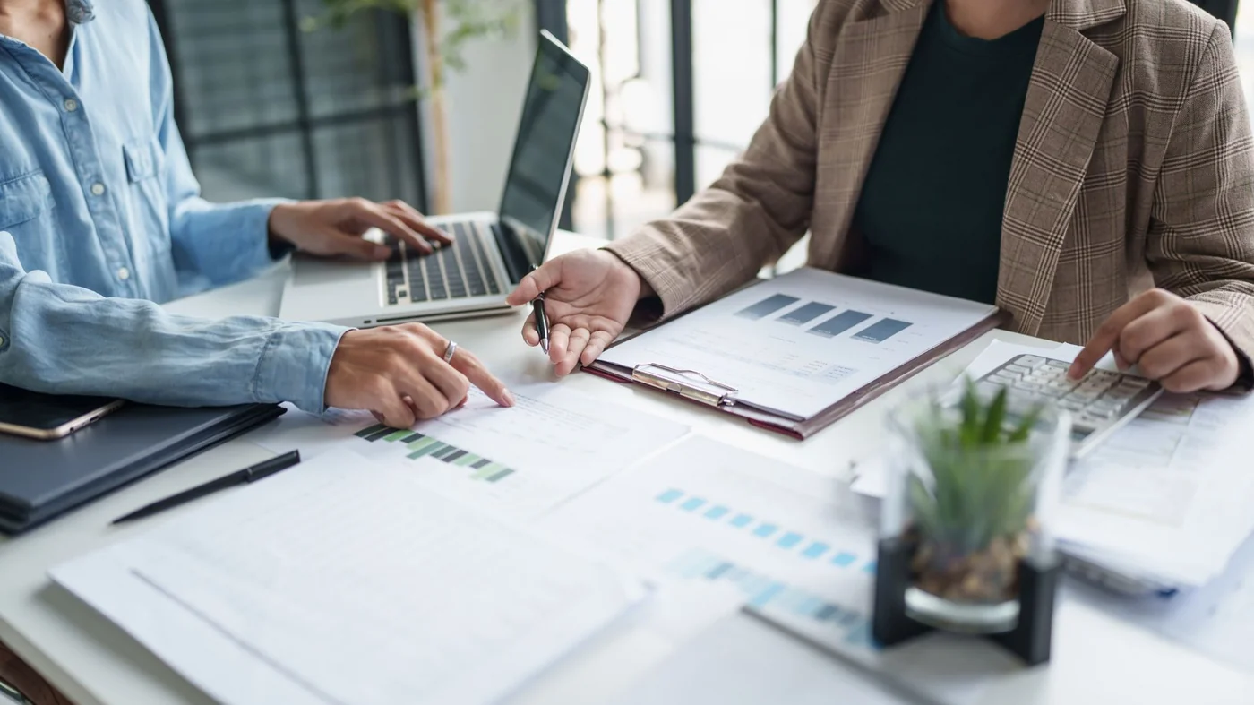 Consultants analysant des données de performance opérationnelle