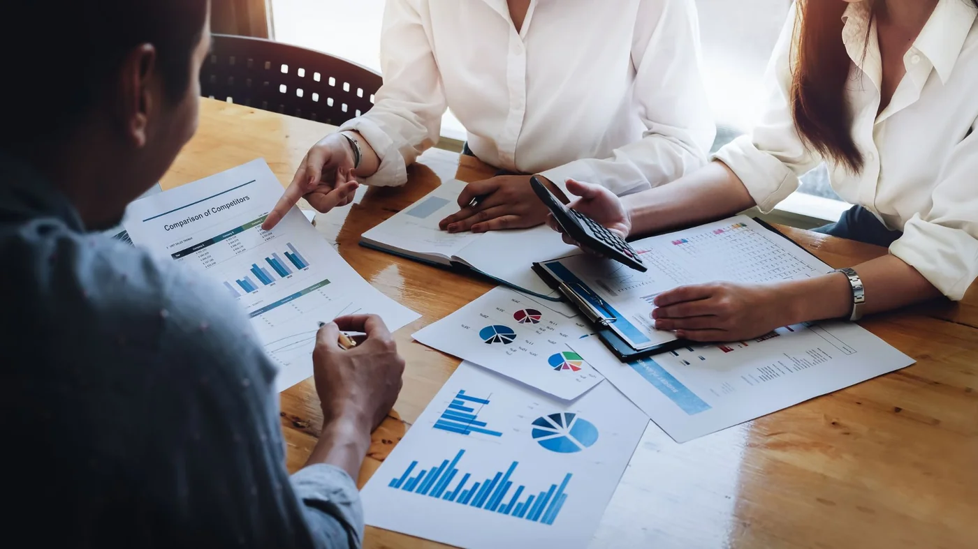 Réunion d'analyse stratégique sur tableau de comparaison concurrentielle